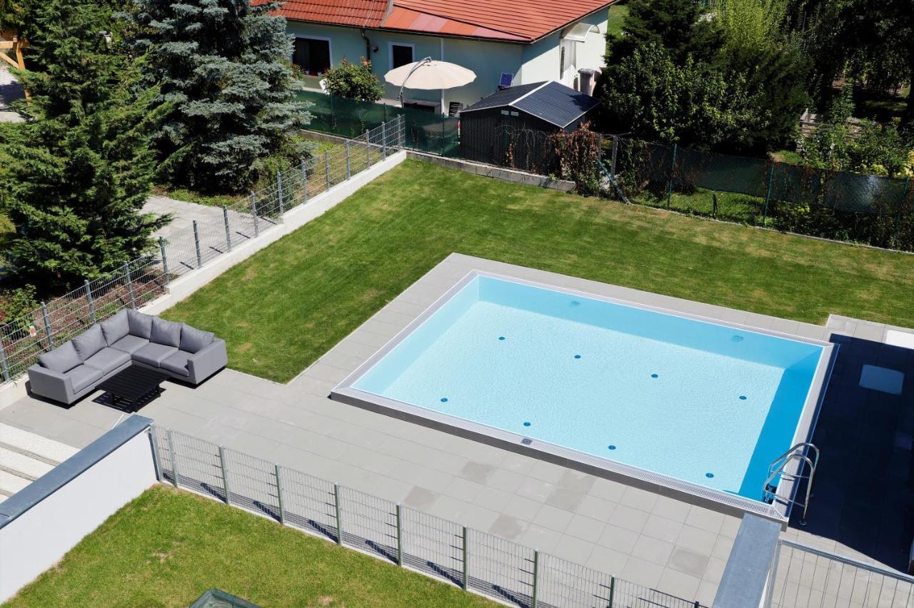 Red Flower Apartment With Pool - 5 Min To Lake Wien Exterior foto